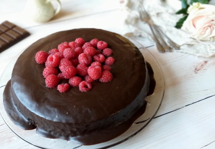 Čokoládový dort s malinami-1